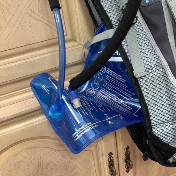 High Sierra, quick shot 70 backpack with 2.0 water, dispensing bag and hose.NWOT - Picture 8 of 10